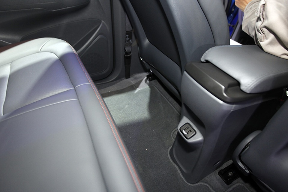 Chevrolet Trailblazer - Kẻ "tiên phong" đến muộn - 16
Hai khe cắm sạc USB cho hàng ghế thứ hai