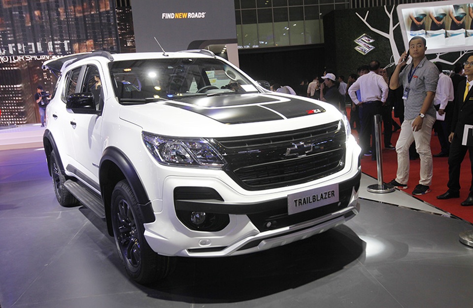 Chevrolet Trailblazer - Kẻ "tiên phong" đến muộn - 18
Hiện chưa có thông tin chính thức về giá bán của Chevrolet Trailblazer. Tại Thái Lan mẫu SUV này mới chỉ công bố giá bán của Trailblazer 2.5L phiên bản 2017 là từ 1,244 - 1,479 triệu baht (tương đương 37.500 - 44.800 USD) và chưa bao gồm các phụ kiện kèm theo.