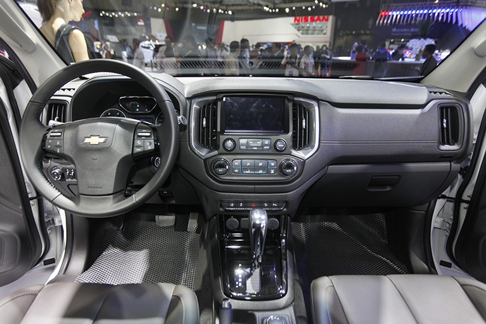 Chevrolet Trailblazer - Kẻ "tiên phong" đến muộn - 10
Hệ thống điều hòa khác biệt so với mẫu bán tải, khi Trailblazer có hai dàn điều hòa cùng khe gió cho từng hàng ghế