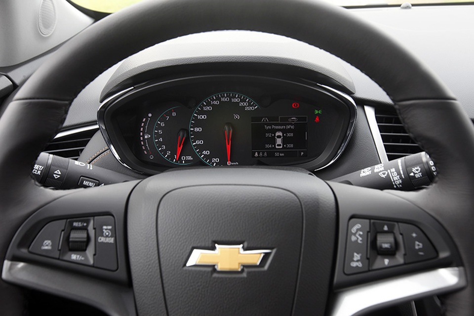 Chevrolet Trax: Sự thay đổi của triết lí xe Mỹ - 8
Thiết kế bảng đồng hồ của Chevrolet Trax khá tiện dụng khi không bị tay lái che khuất. Ngoài ra, hệ thống chia đơn vị trên đồng hồ đo mang lại cảm giác thể thao với vạch tốc độ mức 80 km/h vẫn nằm ở vị trí khá thấp.