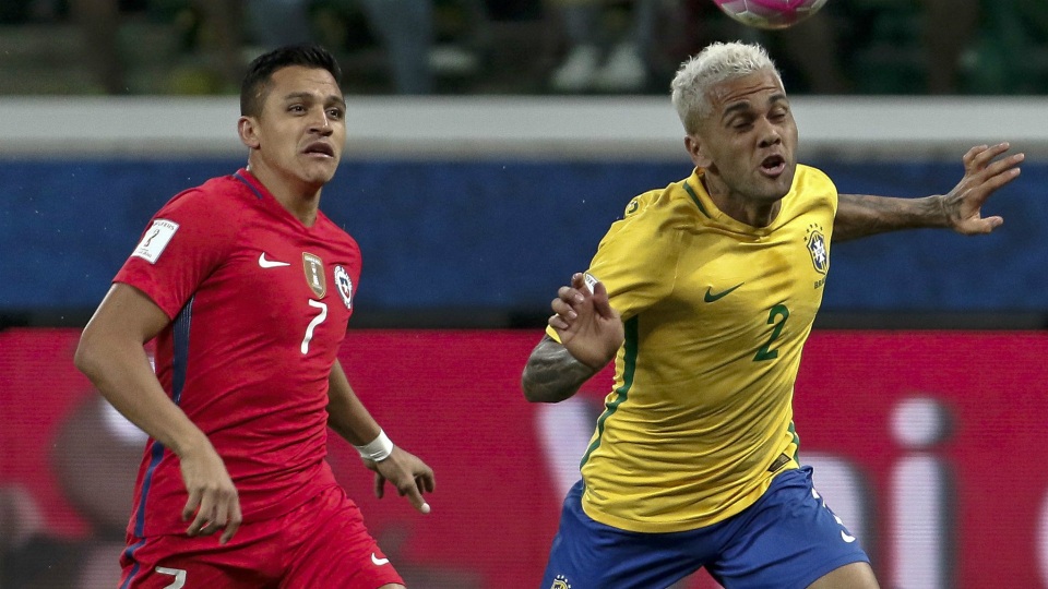 Bale, Sanchez và các ngôi sao phải "ngồi nhà" xem World Cup 2018 - 5
ALEXIS SANCHEZ (trái)