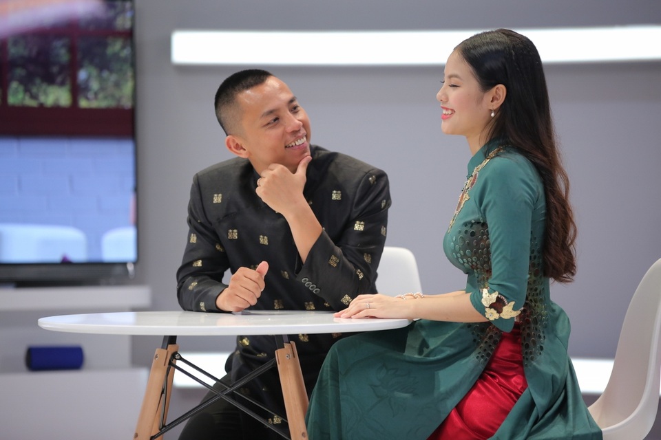Chí Anh lần đầu tiết lộ 6 tháng nhắn tin cho vợ qua số... mẹ vợ - 2 Chia sẻ trong chương trình, Chí Anh cho biết mình bị vợ “hớp hồn” khi vô tình thấy nàng tại sân bay.
