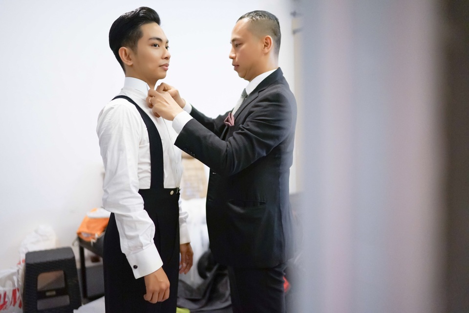 Chí Anh gây bất ngờ khi tận tình chăm sóc Phan Hiển - 2 Với kinh nghiệm hoạt động lâu năm trong ngành nhảy múa, Chí Anh tận tình hướng dẫn các chi tiết hoàn hảo nhất và còn tự phụ trách luôn phần trang phục cho Phan Hiển.