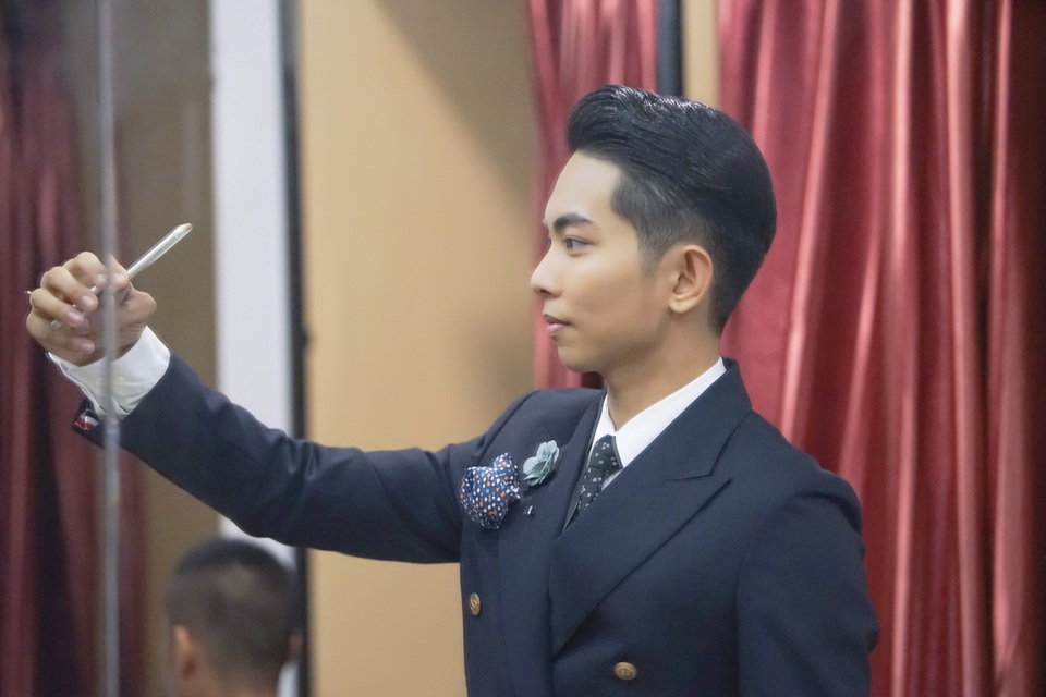 Chí Anh gây bất ngờ khi tận tình chăm sóc Phan Hiển - 6 Phan Hiển và Khánh Thi đã vượt qua mọi rào cản từ gia đình và dư luận để đến được với nhau, hạnh phúc với cậu con trai Kubi. Hiện tại, cùng với Chí Anh, Phan Hiển sẽ góp phần ý nghĩa trong liveshow của vợ diễn ra vào đầu tháng 6 tại Hà Nội.