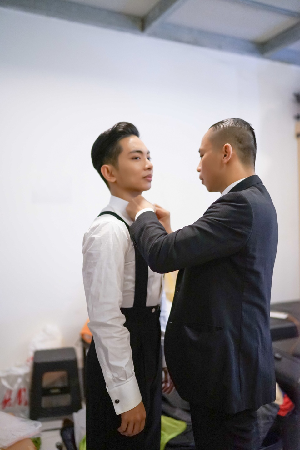 Minh Béo khóc xin lỗi, Mỹ Tâm và loạt sao dính tin đồn tình cảm - 10 Chia tay đã lâu, Chí Anh lẫn Khánh Thi đều đang rất hạnh phúc bên người mới và đặc biệt cả hai vẫn giữ được mối quan hệ bạn bè tốt đẹp. Không chỉ đối xử với nhau một cách chân thành, Chí Anh và Khánh Thi còn tận tình quan tâm đến bạn đời mới của người kia. Không chỉ nhận lời tham gia liveshow của Khánh Thi, Chí Anh còn gây bất ngờ khi khá thân thiết và tận tình chăm sóc Phan Hiển từ việc nhảy múa đến cả khâu phục trang.