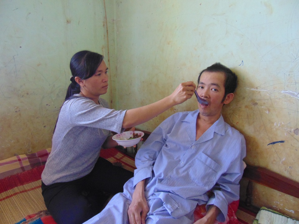 Thương xót cảnh người vợ trẻ gồng mình chăm chồng bạo bệnh, con thơ dại - 1
Chị Chánh chăm lo từ bữa ăn đến giấc ngủ cho người chồng bệnh tật