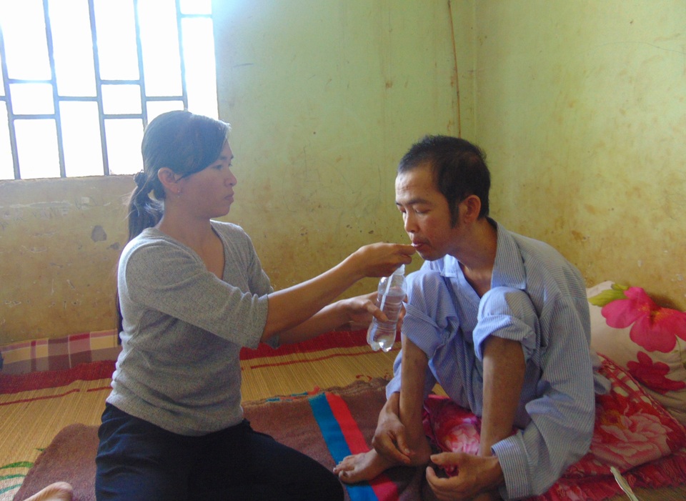 Thương xót cảnh người vợ trẻ gồng mình chăm chồng bạo bệnh, con thơ dại - 2 Anh Tuấn bệnh tật giày vò mỗi ngày