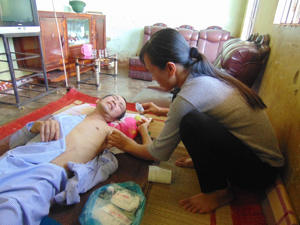Thương xót cảnh người vợ trẻ gồng mình chăm chồng bạo bệnh, con thơ dại - 3
Anh Tuấn đau đớn vì vết thương hành hạ