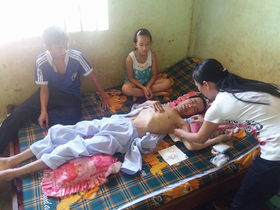 Thương xót cảnh người vợ trẻ gồng mình chăm chồng bạo bệnh, con thơ dại - 5
Hai người con của chị lo sợ cảnh mất cha và phải nghỉ học vì nhà không đủ tiền trang trải