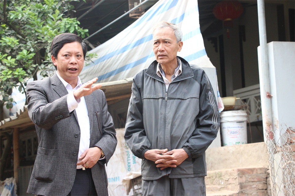 Bước đầu xác định nguyên nhân gà Đông Tảo chết - 1 Ông Nguyễn Quang Tuấn (bìa trái) nhận định, gà Đông Tảo chết bước đầu xác định là nghi do bị bệnh tụ huyết trùng.