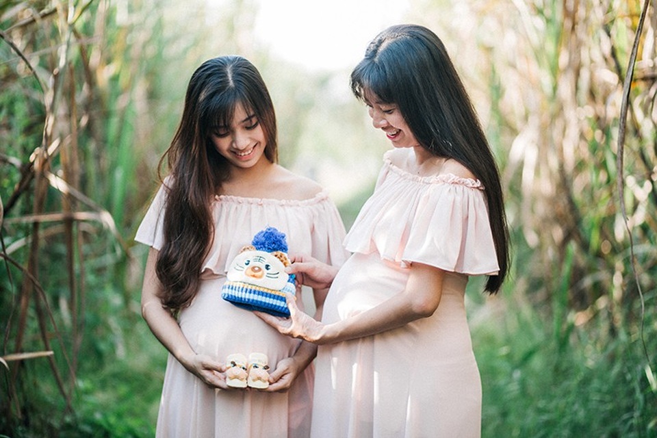 Hai chị em ruột Vân Anh và Nguyệt Anh hạnh phúc khi cùng mang bầu