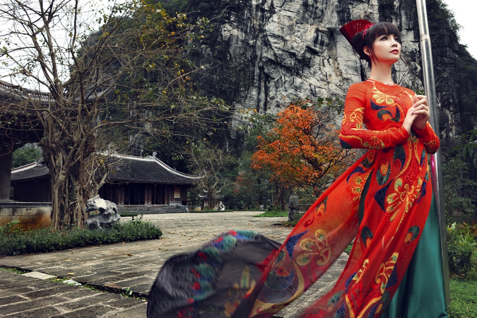 Mai Thu Huyền lên án bộ ảnh phản cảm bên hồ sen - 7