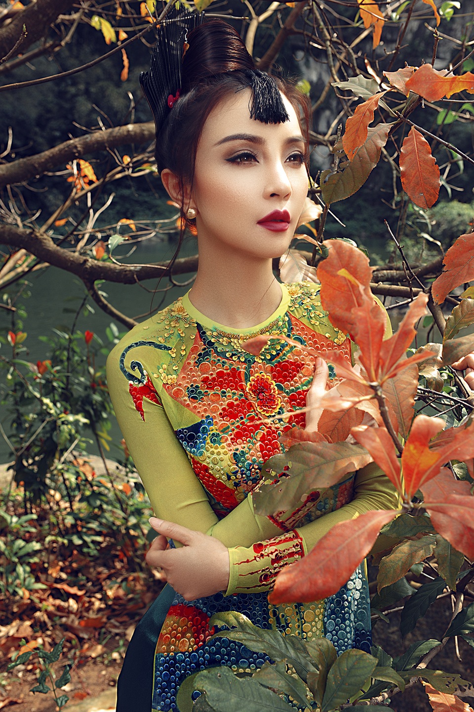 Mai Thu Huyền lên án bộ ảnh phản cảm bên hồ sen - 6