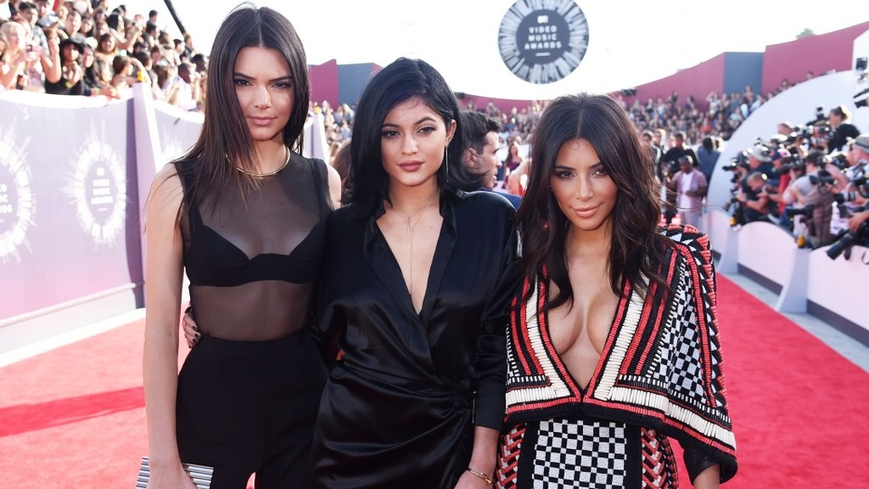 Kylie Jenner (giữa) là em gái cùng mẹ khác cha của “người đẹp siêu vòng ba” Kim Kardashian (phải) và là em gái ruột của người mẫu nổi tiếng Kendall Jenner (trái).
