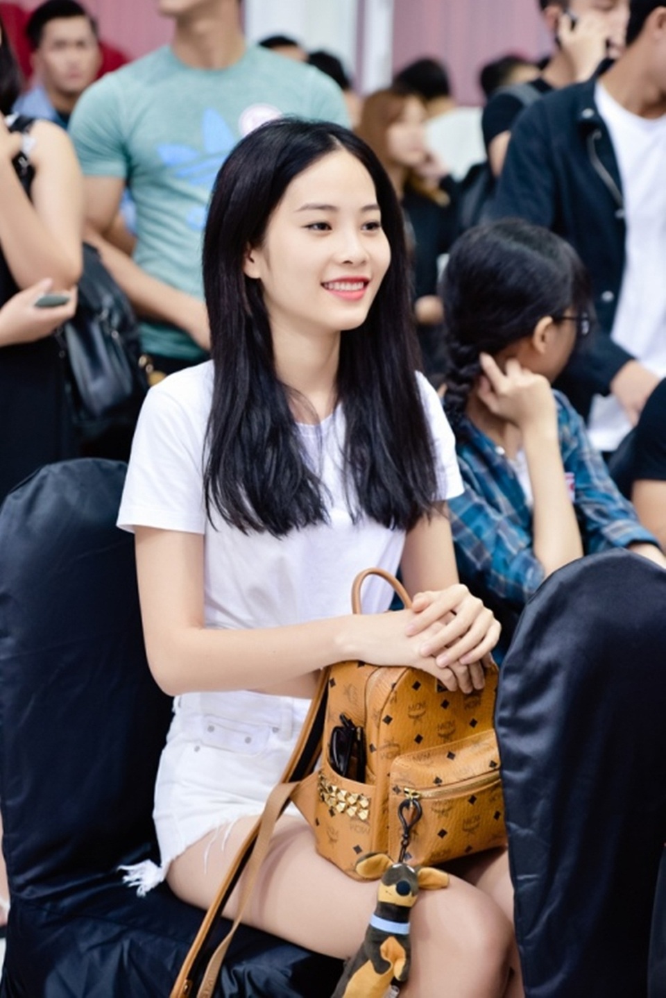 Hoa hậu Nam Em hé lộ chuyện chị gái bị người tình đồng tính đe doạ - 3 Chị gái song sinh của Nam Em sở hữu nhan sắc không kém gì em gái.