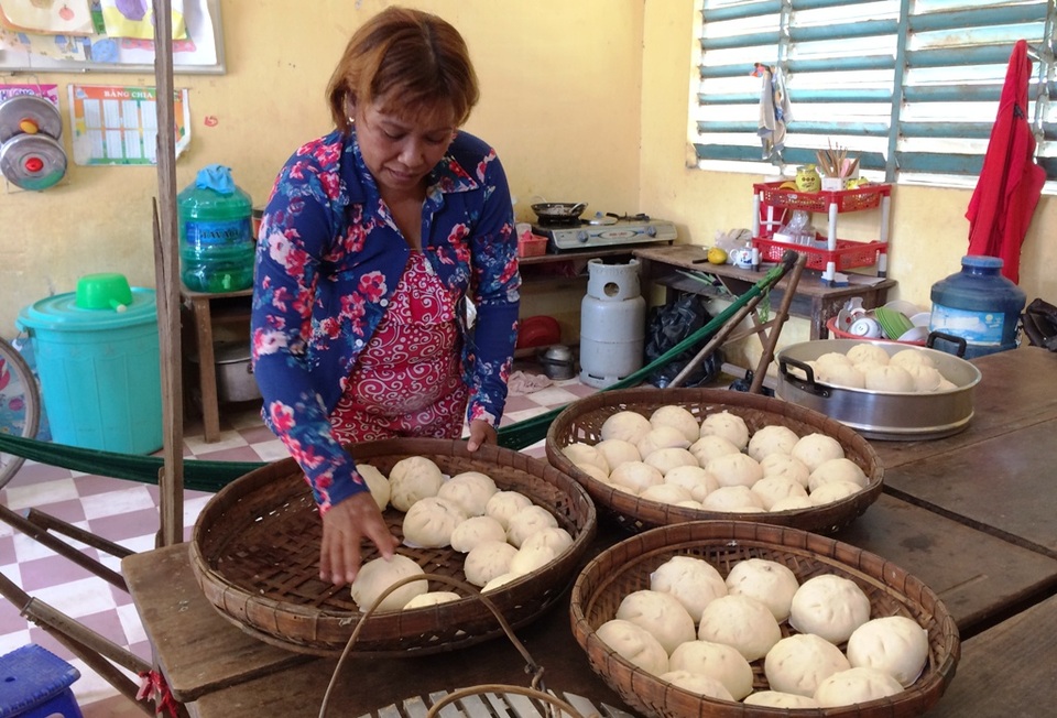 Nhà trong khu vực sạt lở nguy hiểm, 15 hộ dân vẫn “liều mình” vào ở - 5 Chị Lê Thị Hạnh, cho biết ở trường học nên việc làm bánh và hấp bánh vô cùng khó khăn. Chị phải ra sân trường hấp bánh, bởi vậy hôm nào trời mưa là khổ lắm.