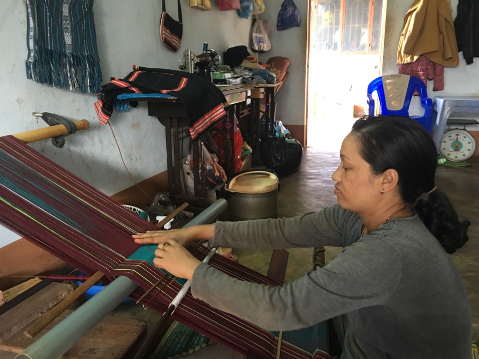 Nghệ nhân giữ hồn nghề dệt thổ cẩm truyền thống của người Jrai - 1 Chị Pel bên khung dệt nhỏ của mình.
