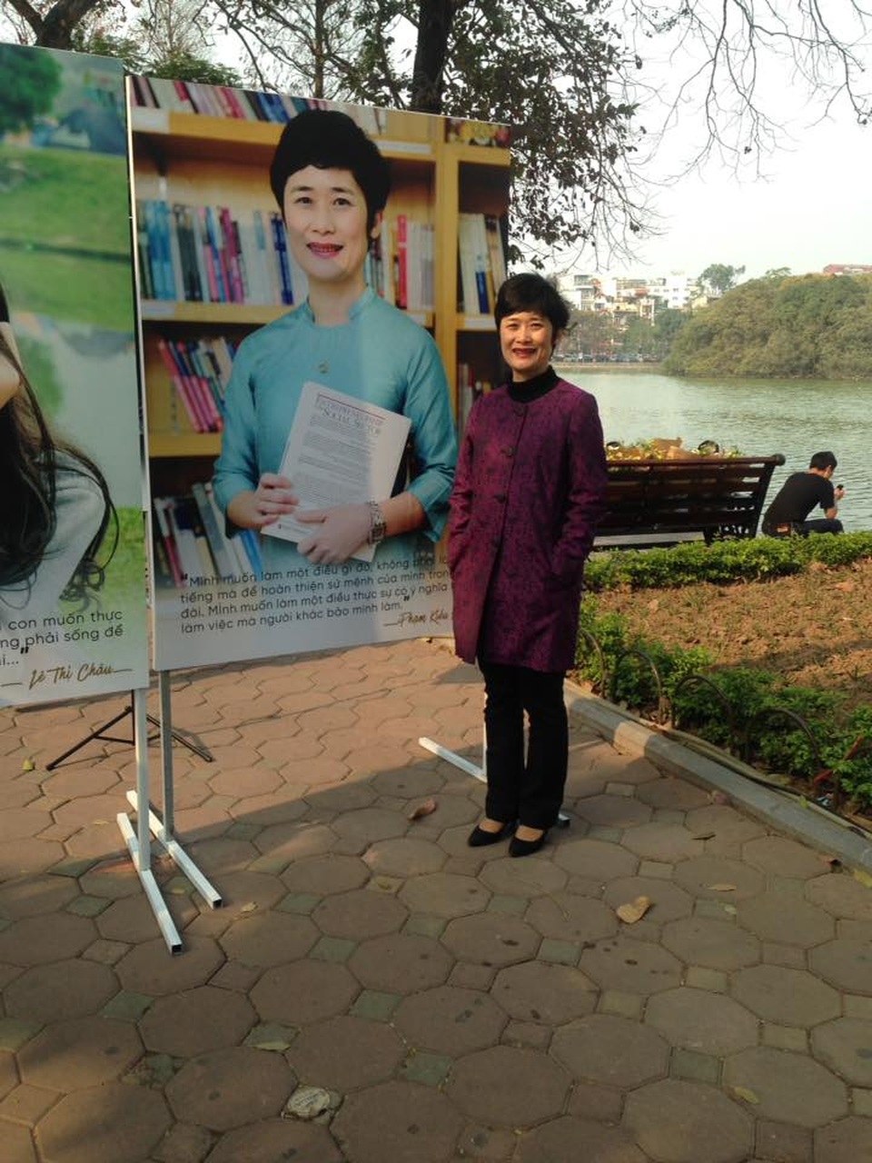 Triển lãm “Cất cánh” tôn vinh người phụ nữ, xóa định kiến giới - 3 Bà Phạm Kiều Oanh đứng bên cạnh bức chân dung của mình.