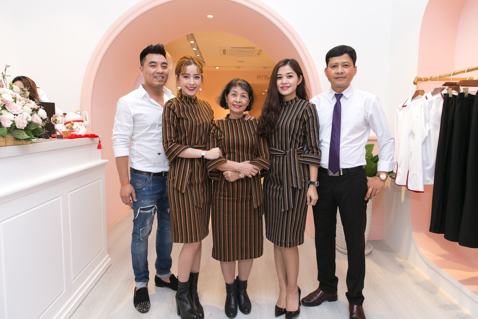 Đông Nhi diện phong cách đối lập The Voice hội ngộ Chi Pu - 4 Gia đình Chi Pu bay từ Hà Nội vào ủng hộ cô.