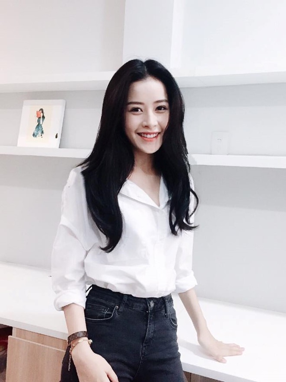 Cùng diện sơ mi trắng giản dị, mỹ nhân Việt nào đẹp hút hồn nhất? - 18 Và khi diện sơ mi trắng đơn giản kết hợp quần jeans, Chi Pu xinh một cách trong sáng, thuần khiết.