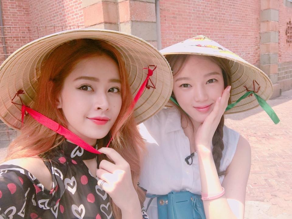 Á hậu Hàn Quốc, Chi Pu đội nón lá, ngồi xích lô tham quan TP HCM - 5 Chi Pu cho biết, cô và Lee Sarah quý nhau như chị em. Lần thứ ba sang Hàn Quốc nhận giải Ngôi sao triển vọng châu Á tại Asia Artist Awards 2016, Lee Sarah tận tình lái xe đưa Chi Pu và ê-kip đi ăn uống và dạo chơi tại Seoul.