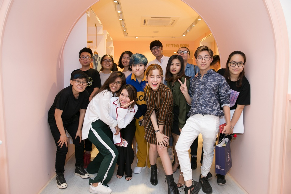 Đông Nhi diện phong cách đối lập The Voice hội ngộ Chi Pu - 8 Gil Lê và những người bạn thân có mặt từ sớm để ủng hộ Chi Pu.