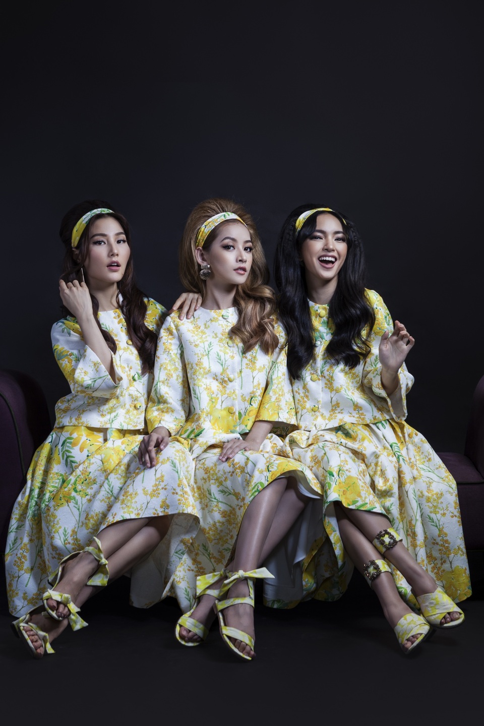 Bộ ba mỹ nhân còn khoe sắc trong những trang phục kết hợp áo phom rộng, hạ eo cổ điển cùng chân váy xoè điệu đà. Ở thiết kế này, hoạ tiết hoa mimosa, tử đằng lại xuất hiện trên lớp nền màu trắng thanh khiết, tạo cảm giác nhẹ nhàng, khoan thai cho người đối diện, mở ra một chân trời mùa hạ tươi mát, đầy sức sống.