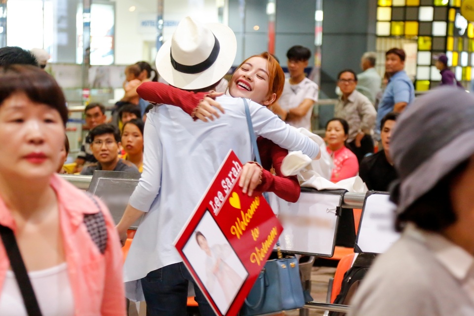 Chi Pu đón Á hậu Hàn Quốc lúc nửa đêm tại sân bay - 2