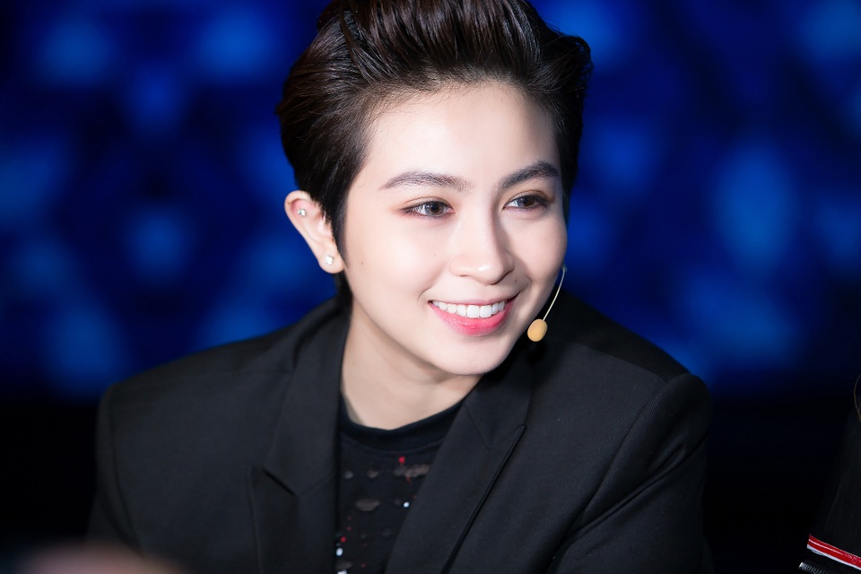 Với sự xuất hiện đầy ấn tượng cùng câu trả lời khéo léo, cả hai đã khiến Vân Sơn - Hồng Đào liên tục dành nhiều lời khen ngợi.