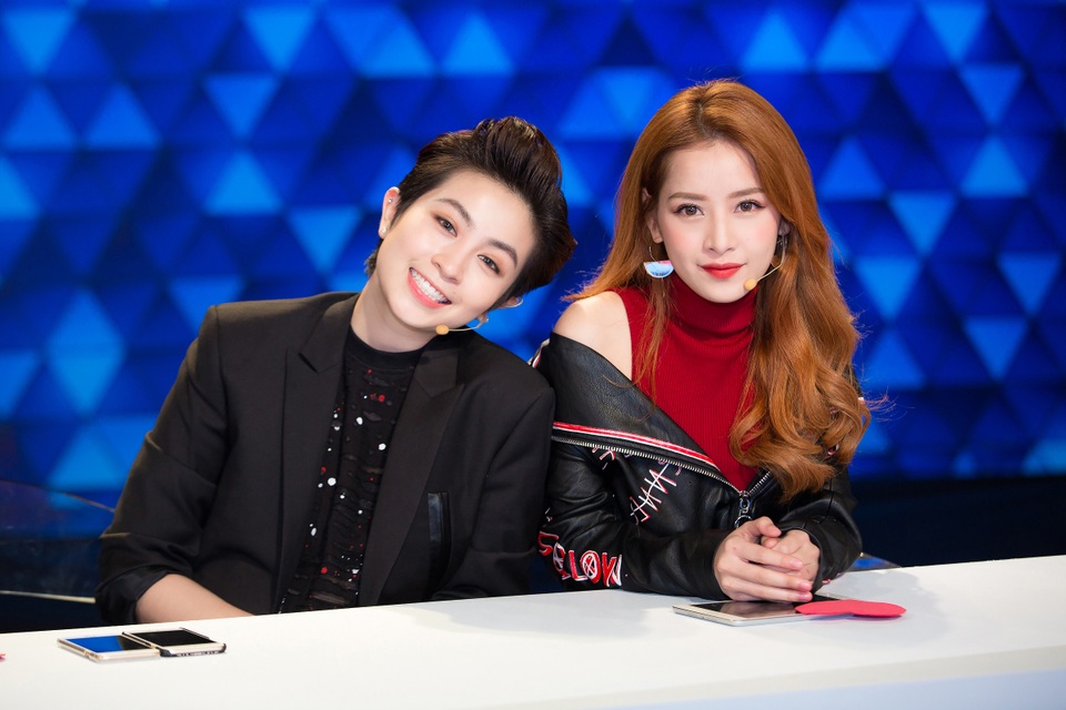 Cả hai cũng khiến khán giả bất ngờ với sự kết hợp ăn ý cùng khả năng suy luận sắc bén. Xuất sắc đoán trúng 4/5 phần thi, Chi Pu và Gil Lê đã giành giải thưởng của chương trình.