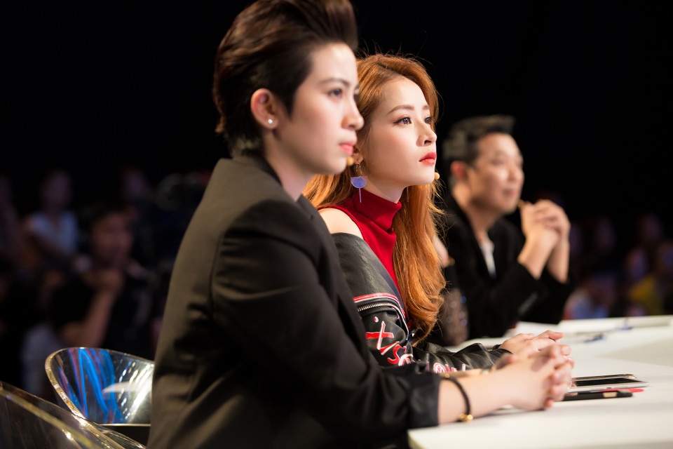 Trong quá trình chơi, sau mỗi vòng thi, Gil Lê - Chi Pu cùng đội chủ nhà luôn phải “mắt tròn mắt dẹt” trước những tài năng và kiến thức sâu rộng của những người chơi.