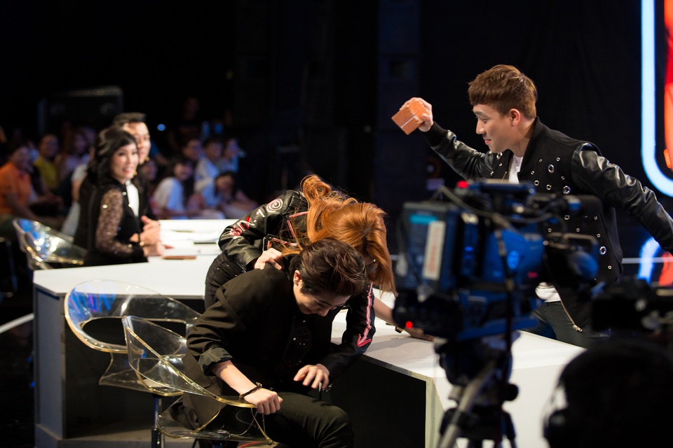 Ngay lập tức, Chi Pu dùng thân mình để bảo vệ cho người bạn thân.