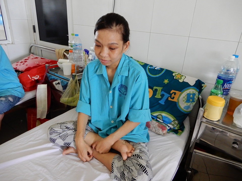 Được cha hiến thận nhưng người mẹ trẻ không có tiền để phẫu thuật - 2 Chị Thảo đang lo không có tiền để phẫu thuật ghép thận như kế hoạch