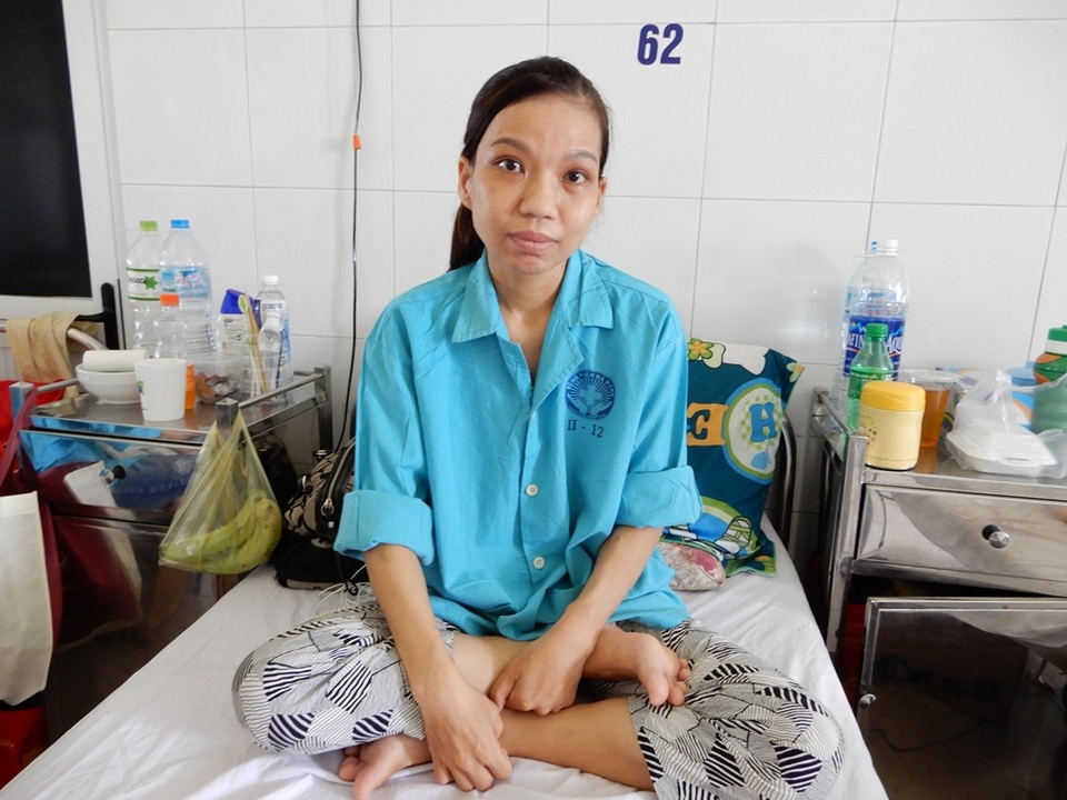 Được cha hiến thận nhưng người mẹ trẻ không có tiền để phẫu thuật - 1 Chị Thảo đang chạy thận tại Bệnh viện Đà Nẵng