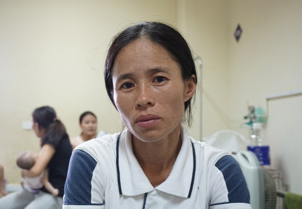 Cậu bé mồ côi cha đối mặt với nguy cơ bị liệt vì mẹ quá nghèo - 2 Chồng mất, con mắc bệnh trong khi gia đình quá nghèo, chị Hiển đành xin cho con ra viện
