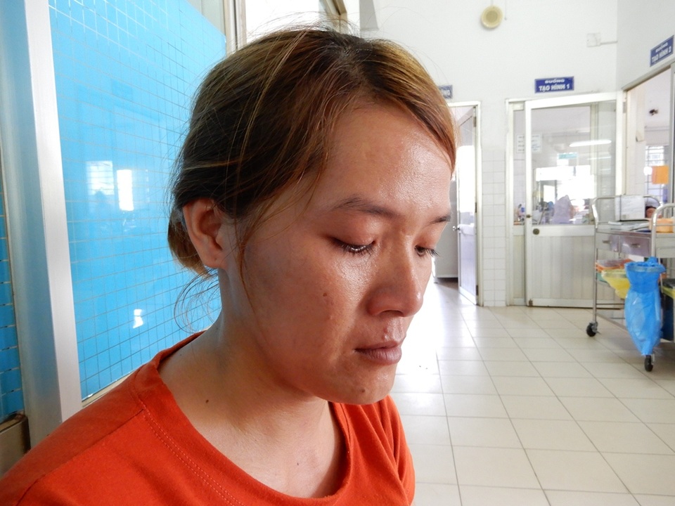Bị tai nạn giao thông, bố và con gái 7 tuổi có nguy cơ mất chân - 5 Chị Thôi lo lắng cho tình trạng của chồng và con gái. Chị cũng chưa biết kiếm tiền ở đâu để có tiền đóng viện phí cho chồng con những ngày tiếp theo trong khi thời gian điều trị còn rất dài