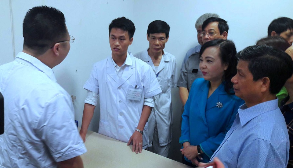 Bộ trưởng Bộ Y tế: Người dân vào đây để khám bệnh thì phải rất… dũng cảm - 1
Bộ trưởng Nguyễn Thị Kim Tiến trao đổi với một bác sĩ người Trung Quốc để nắm bắt tình hình thực tế.