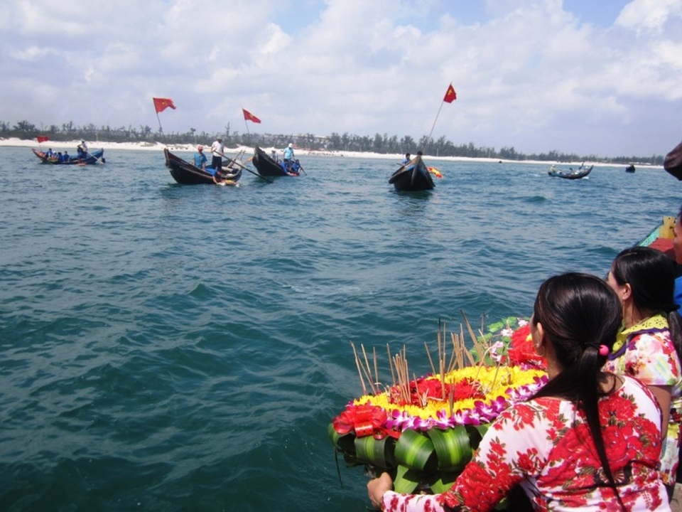 Người cảm tử quân vượt lửa đạn chở hàng ra đảo Cồn Cỏ - 3 Người dân địa phương làm lễ tưởng niệm các liệt sĩ hy sinh trong quá trình tiếp tế đảo Cồn Cỏ