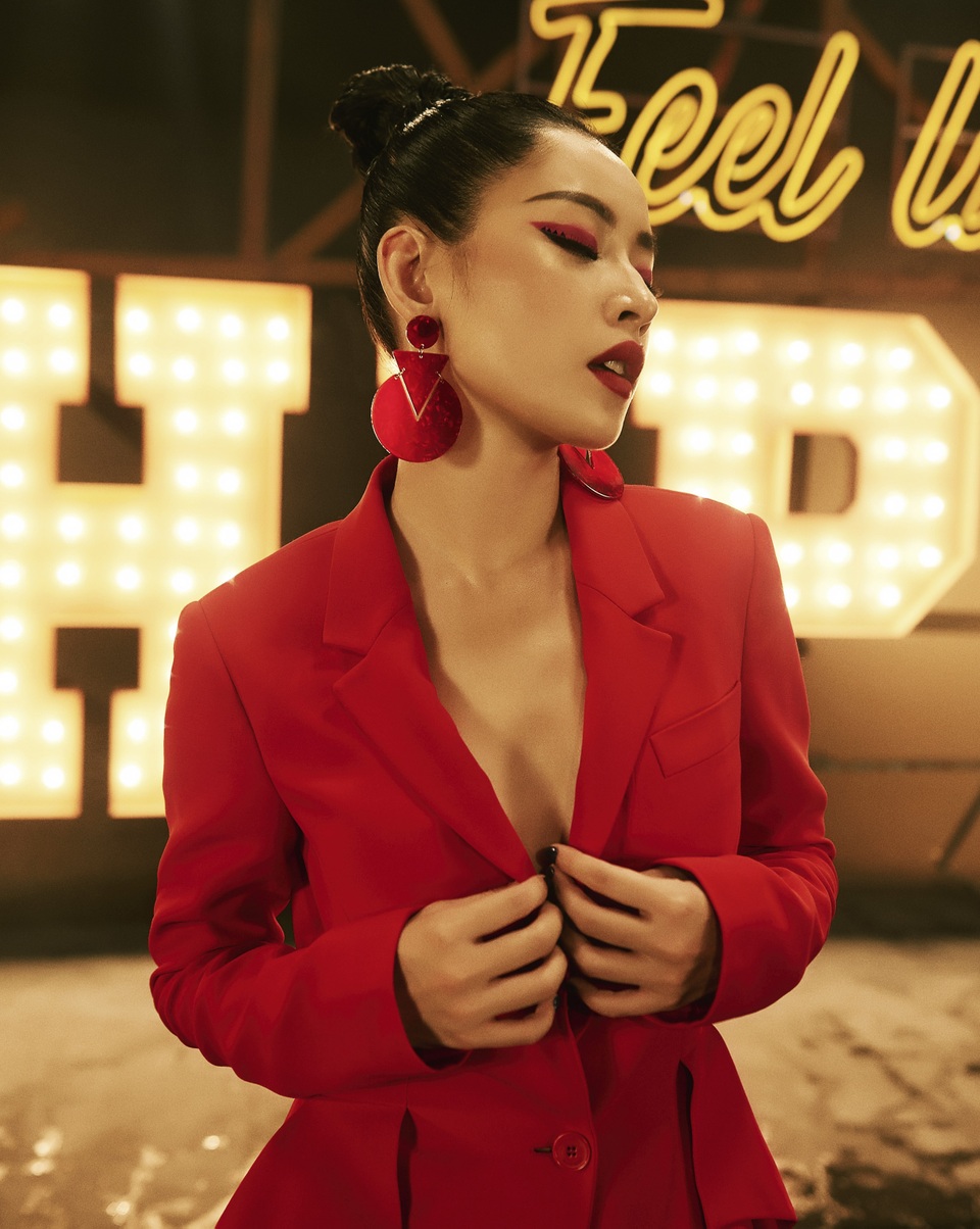 Lùm xùm nghi án “đá đểu” “hot girl đi hát”, người trong cuộc phản ứng gì? - 1 Chi Pu chính thức công bố trở thành ca sĩ khiến nhiều người bất ngờ.