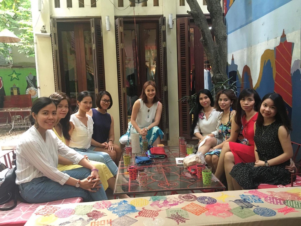 Tác giả bài viết và chị em phụ nữ cùng nhau chia sẻ những trải nghiệm về cuộc sống.