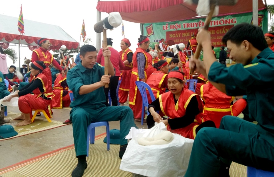 Phải mất 8 tiếng mới hoàn thành các công đoạn làm bánh