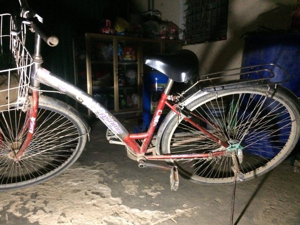 Nghi án nhân viên cây xăng bị kẻ lạ mặt chích điện trong đêm - 2
Chiếc xe đạp nghi của đối tượng lạ mặt để lại tại hiện trường.