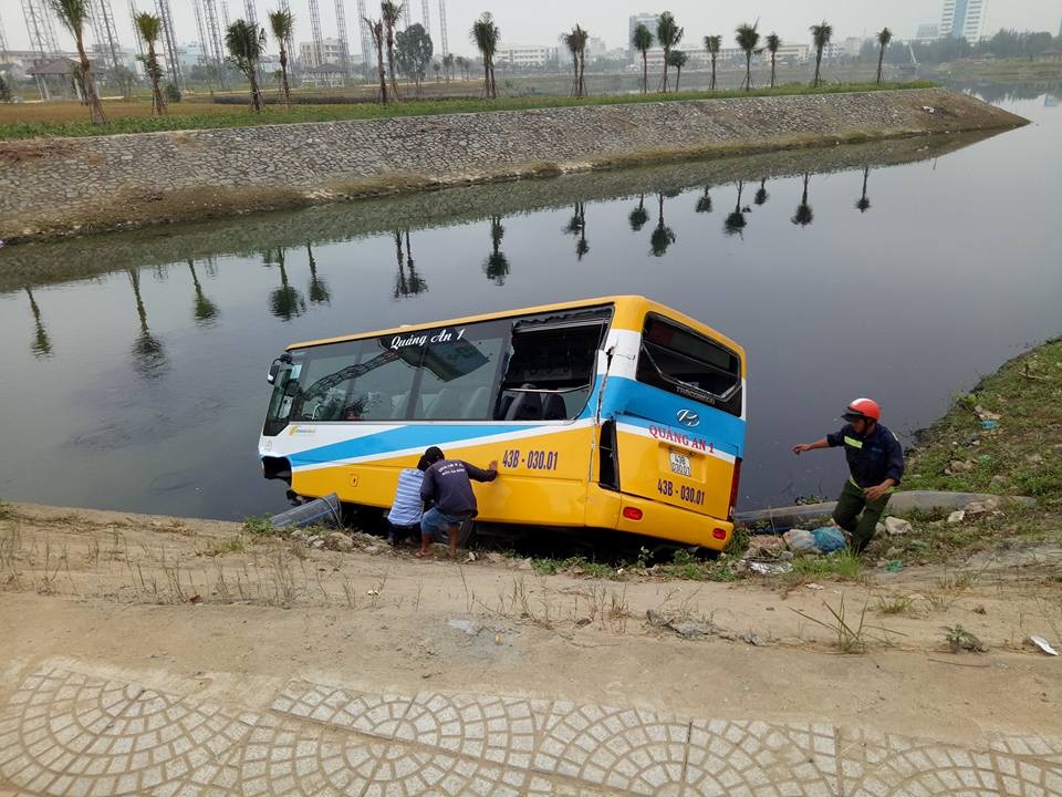 Xe buýt bị xe tải tông rớt xuống hồ - 1
Chiếc xe buýt bị xe tải tông rớt xuống hồ nước
