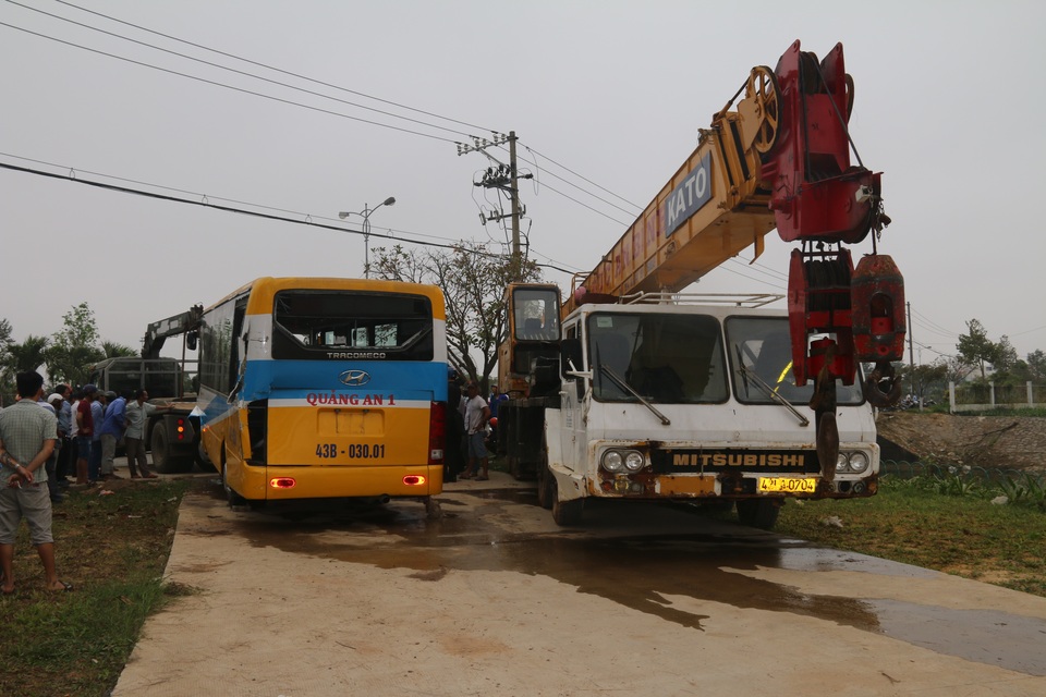 Xe buýt bị xe tải tông rớt xuống hồ - 3
Chiếc xe buýt sau đó đã được cẩu lên bờ