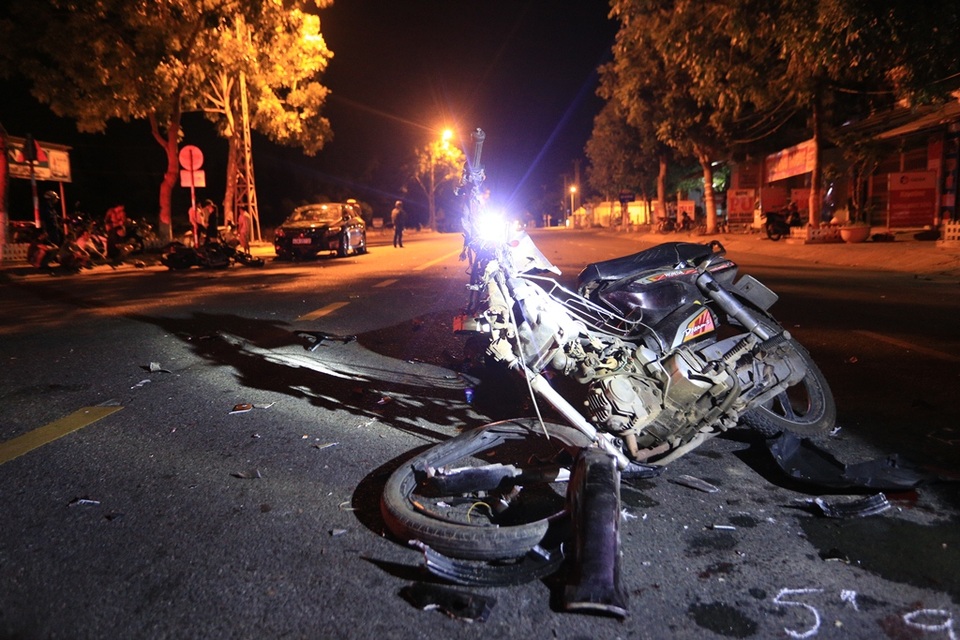 Xe phân khối lớn tông nát xe máy, lao đầu vào ôtô - 1 Chiếc xe máy bị nát bét