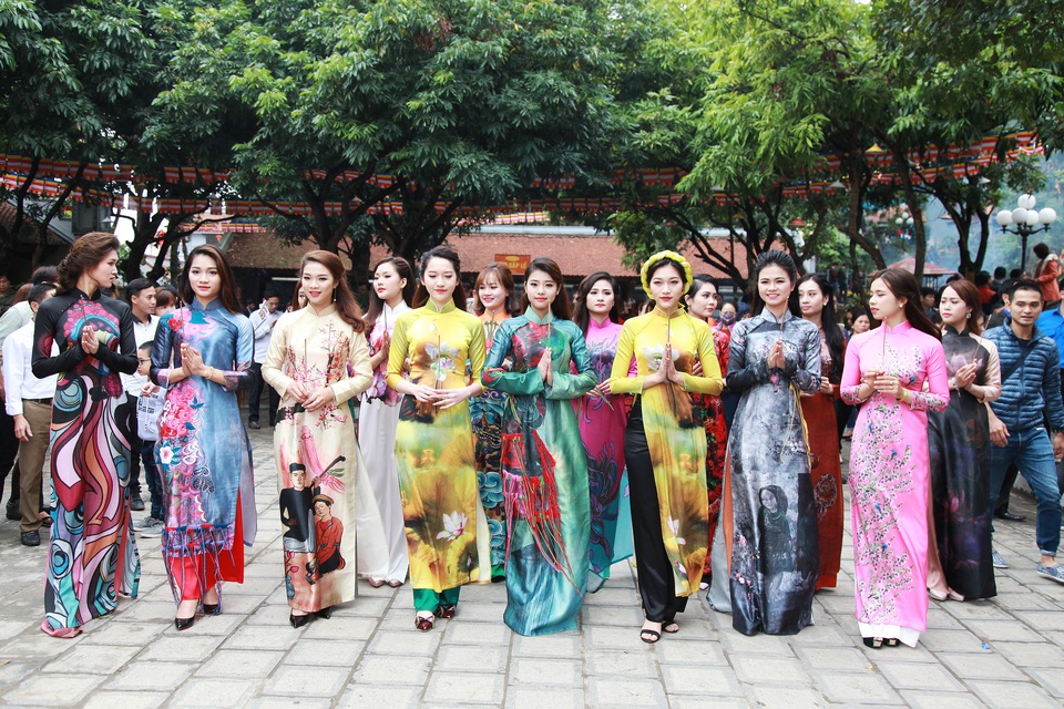 28 người đẹp Kinh Bắc thướt tha áo dài lên chùa Phật Tích - 1 Các thí sinh diện áo dài đến lễ Phật tại chùa Phật Tích.