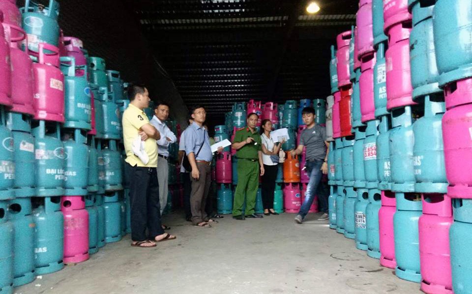 Lật tẩy chiêu “cắt tai, mài vỏ”, làm giả bình gas - 2 Ít ngày sau, một vụ việc tương tự được lực lượng chức năng tỉnh Hưng Yên phát hiện. Số lượng vỏ bình gas lên tới hơn 28.500 bình.