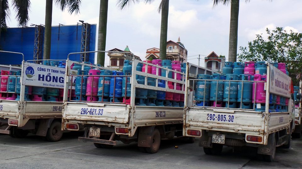 Hơn 28.000 vỏ bình gas “ém mình” trong kho hàng - 3 Hàng loạt xe tải chở vỏ bình gas suýt đào tẩu thành công.