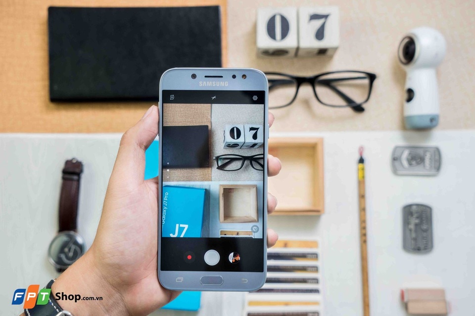 Galaxy J7 Pro 3 màu sắc mới giá 6,9 triệu đồng - 1 Galaxy J7 Pro hiện đang được bán tại FPT Shop với giá 6,99 triệu đồng, gồm 3 phiên bản màu Blue Silver, Black và Gold