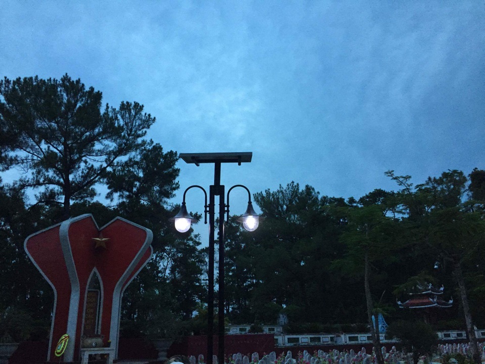 Thu ánh dương về thắp sáng nghĩa trang Trường Sơn - 3
6 cột điện mẫu từ ngày 23/7 đã sáng lên khi hoàng hôn buông xuống ở nghĩa trang Trường Sơn.